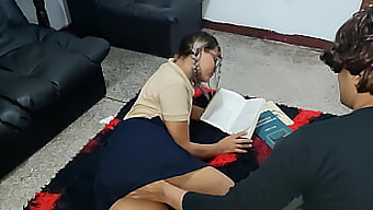 Ensino minha amiga virgem de uma maneira sensual, orientando-a sobre seus estudos