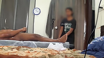 Eine befriedigende Massage mit Penisberührung